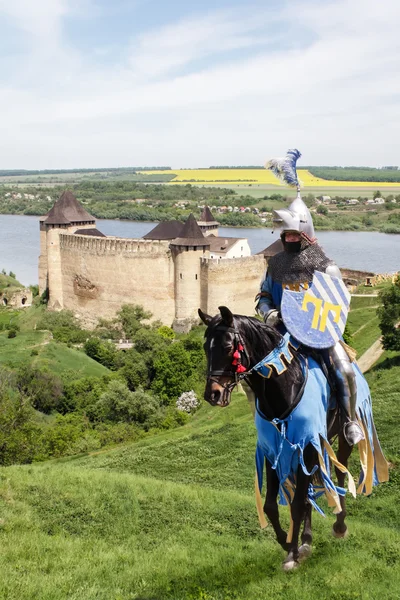 Cavaliere corazzato a cavallo di guerra sul vecchio castello medievale — Foto Stock