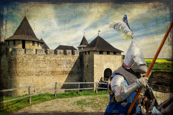 Броненосец на военном коне над средневековым замком
