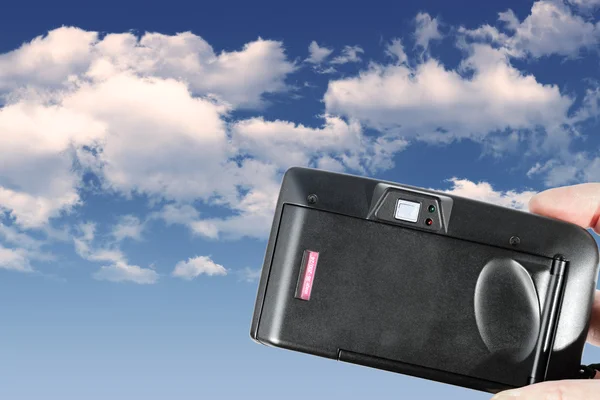 En gammal film plast kamera över grunge bakgrund — Stockfoto