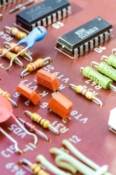 Componenti elettronici su un circuito stampato obsoleto — Foto Stock