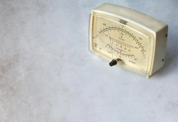 Barómetro, higrómetro y termómetro combinados antiguos Imágenes de stock libres de derechos