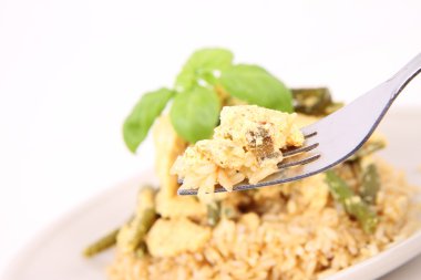 tavuk & yeşil fasulye ile kahverengi pirinç fesleğen ile dekore edilmiştir.