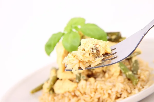 Brauner Reis mit Huhn & grünen Bohnen mit Basilikum verziert — Stockfoto