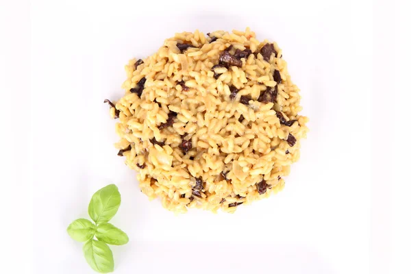 Risotto met paddestoelen op een plaat — Stockfoto