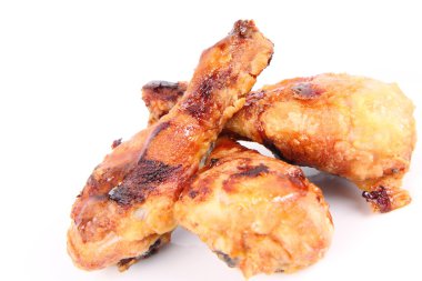 Kızarmış tavuk bacağı.