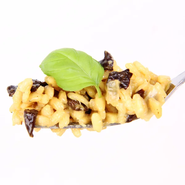 Risotto con funghi su una forchetta — Foto Stock