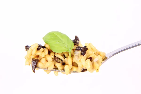 Risotto con funghi su una forchetta — Foto Stock