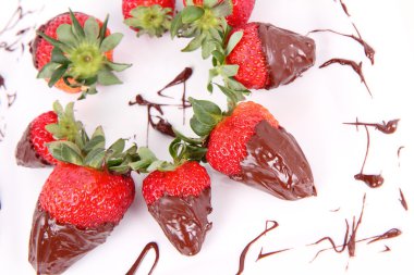 çikolata kaplı çilekler