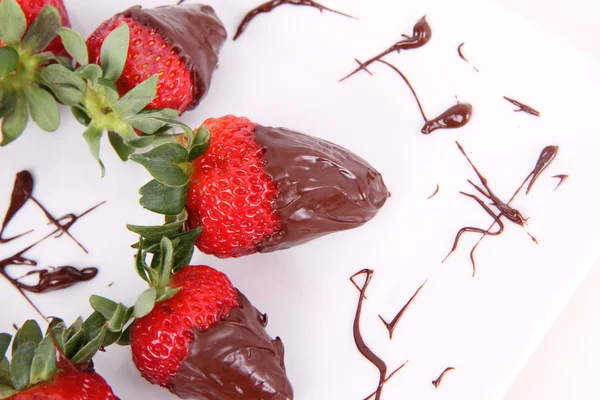 Erdbeeren mit Schokolade überzogen — Stockfoto
