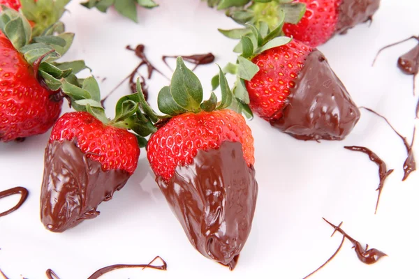 Erdbeeren mit Schokolade überzogen — Stockfoto