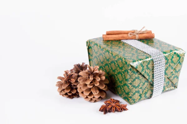 Weihnachtsgeschenk Verpackt Und Dekoriert Mit Zimtstangen Ein Paar Zapfen Und — Stockfoto