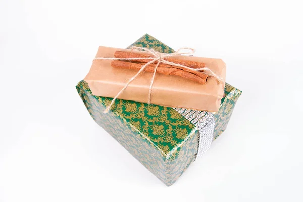 用肉桂棒包裹和装饰的圣诞礼物 — 图库照片