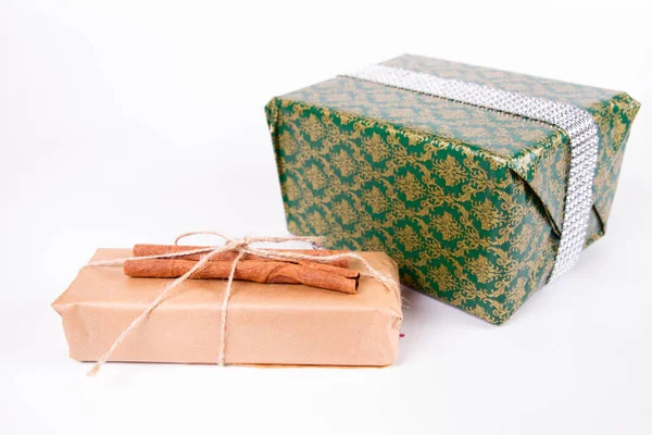 Weihnachtsgeschenke Mit Zimtstangen Verpackt Und Dekoriert — Stockfoto