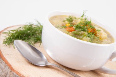 Dereotuyla süslenmiş sebze ve tavuk çorbası.