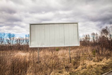 Bulutlu bir günde boş ilan panosu