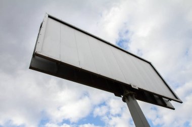 Bulutlu bir günde boş ilan panosu