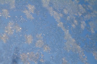 Camdaki buz desenleri yakın planda.