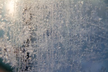 Camdaki buz desenleri yakın planda.