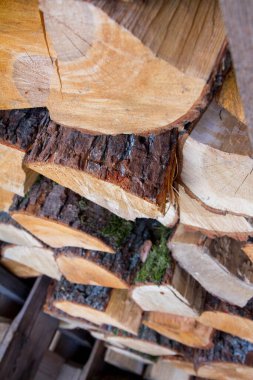 Yakacak odun yığını dışarıda, biraz kuru ve biraz da taze.