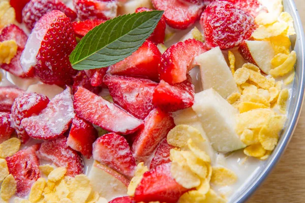 Fiocchi Mais Con Latte Avena Frutta Mela Pera Fragole Decorate — Foto Stock