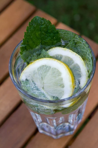 Vaso Agua Con Limón Menta —  Fotos de Stock