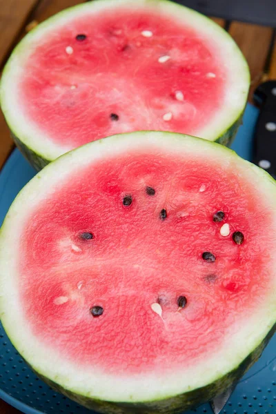 Vattenmelon Delad Mitten Ett Trädgårdsbord Trä — Stockfoto