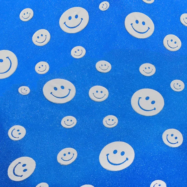 Fundo Foto Com Sorrisos Felizes Coloridos Emoticons Sorridentes Fundo Azul — Fotografia de Stock