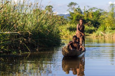 Madagaskar çocuk kürek çekmeye