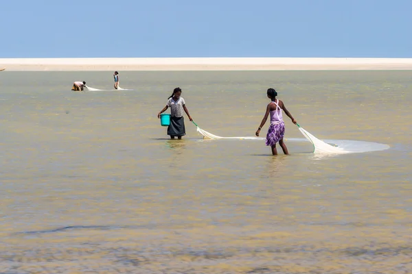 Mulheres malgaxes pesca — Fotografia de Stock