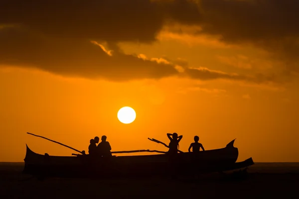 Ηλιοβασίλεμα στη Μαδαγασκάρη πιρόγα — Φωτογραφία Αρχείου