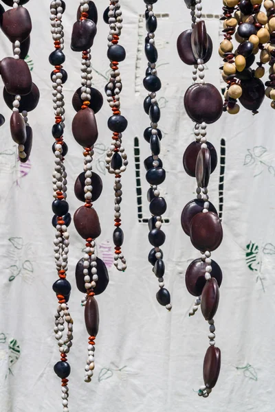 Artesanato toalhas de mesa bordadas e colares semente — Fotografia de Stock