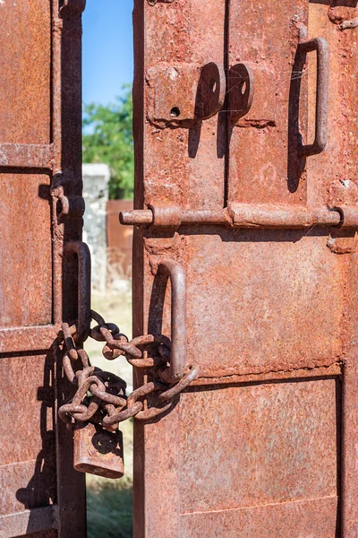 Metalltor geschlossen — Stockfoto