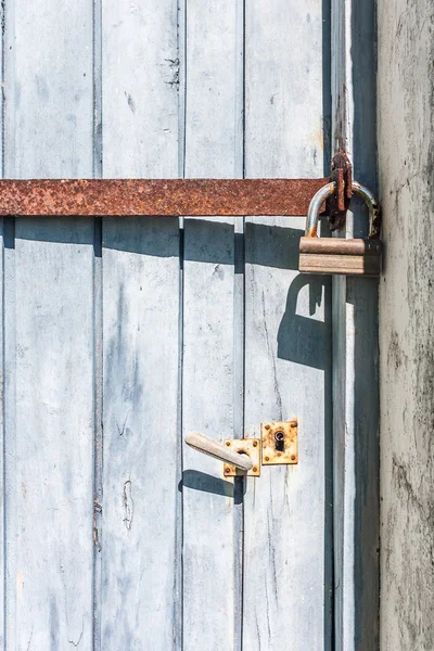 Tür mit Vorhängeschloss — Stockfoto