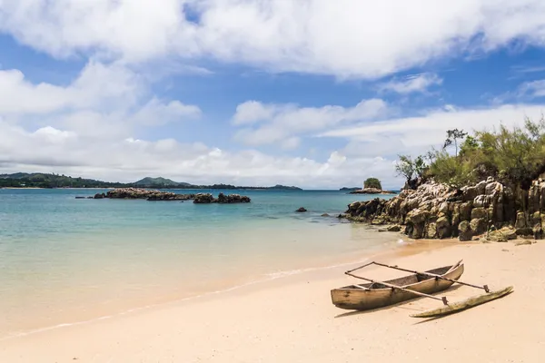 Canoe on the beach — Stock Photo, Image