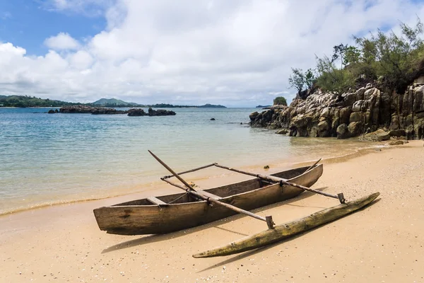 Canoa en la playa — Foto de Stock