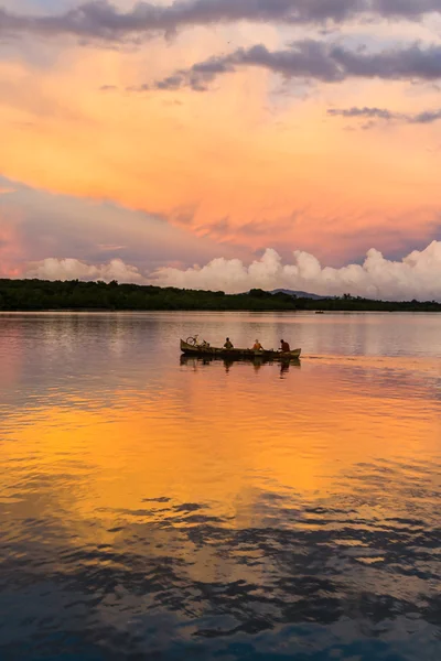 Kanu bei Sonnenaufgang — Stockfoto