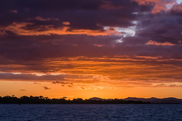 Paysage nuageux au coucher du soleil — Photo