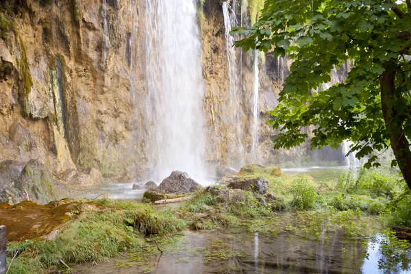 Sunny day, big waterfall - Plitvice lakes. — Stock Photo, Image