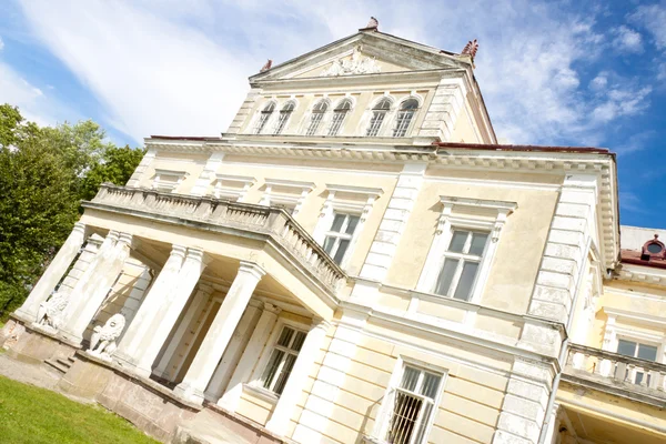 Alter Palast von Raczynski in Zloty Potok - Polen — Stockfoto