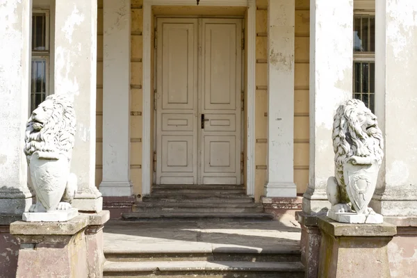 Door to palace in Zloty Potok — Stock Photo, Image