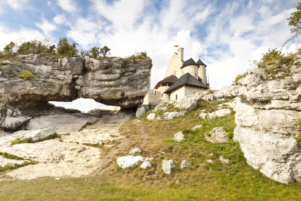 Großer Kalksteinfelsen im Hintergrund der Burg Bobolice. — Stockfoto