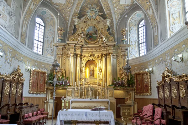Näkymä sisätilojen pyhäkkö kirkko Lesniow — kuvapankkivalokuva