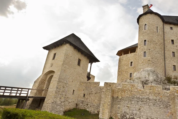 Puerta al castillo en Bobolice . —  Fotos de Stock