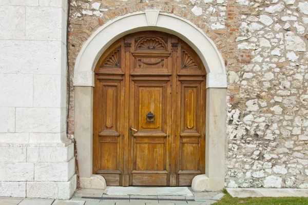 Trä dörr - camedule kloster, bielany cracow. — Stockfoto