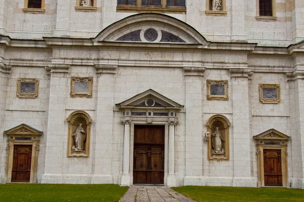 Передній частині церкви в camedule монастирі - Краків Біелани. — стокове фото