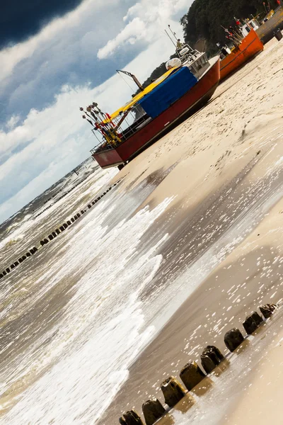 Połów Łódka na plaży - rewal, Polska. — Zdjęcie stockowe