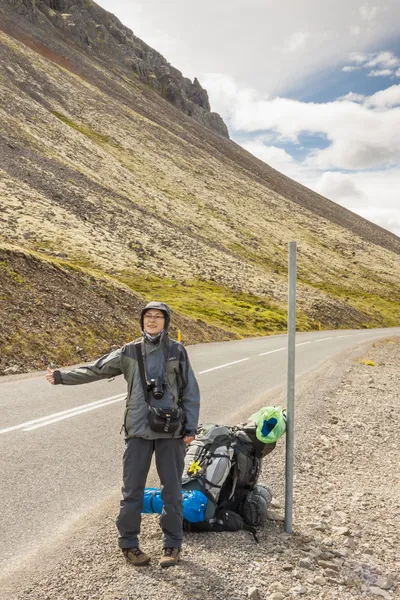 Young women hitchhiking on Iceland. — Stock Photo, Image