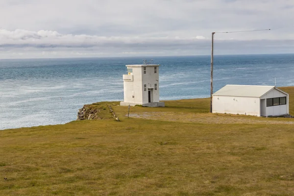 Casa de luz en Latrabjarg - Islandia . — Foto de Stock