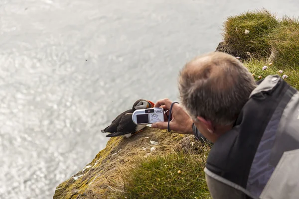 Fotógrafo com câmera digital - Islândia — Fotografia de Stock