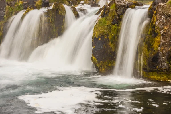 Snelle rivier en de waterval - IJsland, Westfjorden. — Stockfoto